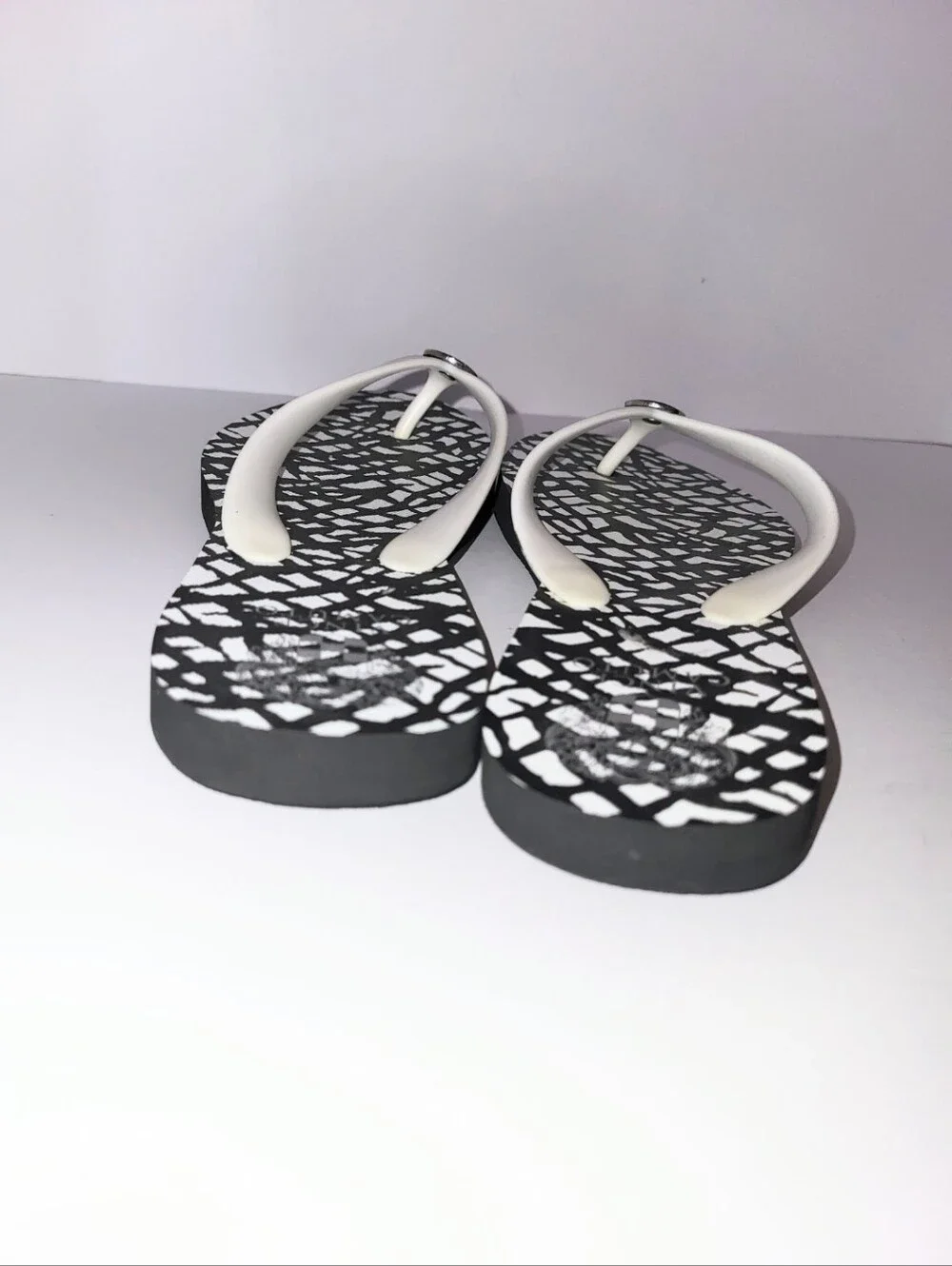 NWOT Vince Camuto Black & White Abstract Flip Flop Thong Sandal Large 8.5-9
